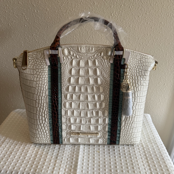 Elegant White Crocodile-Embossed Handbag - Picture 2 of 4